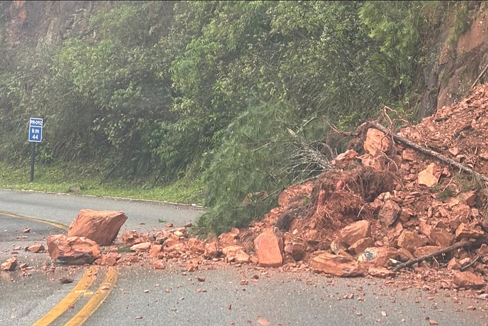 PR: deslizamentos deixam rodovias interditadas e DER alerta para risco de novos bloqueios