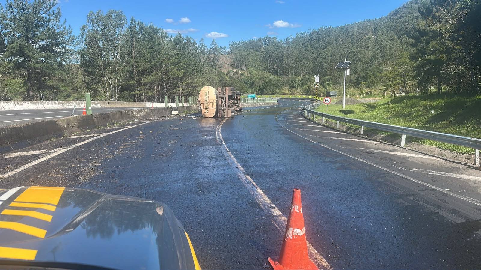 PR: carreta carregada com óleo vegetal tomba e interdita BR-376 no sentido Ponta Grossa