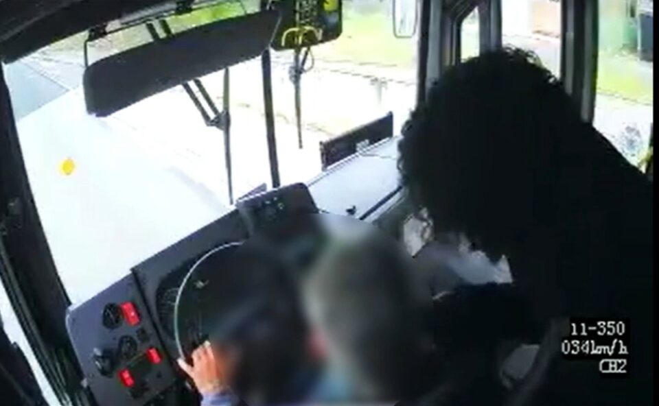 Mulher ataca motorista de ônibus com tesoura e passageiros pulam pela janela para escapar
