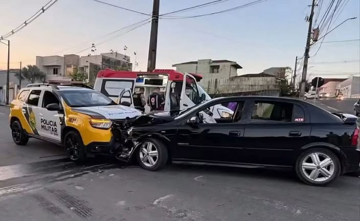 Motorista com cerveja na mão bate de frente contra viatura da PM no Paraná