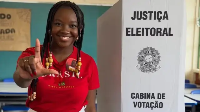 Justiça Eleitoral determina investigação da PF contra Ana Elisa por suspeita de fake news sobre Flávio Bolsonaro