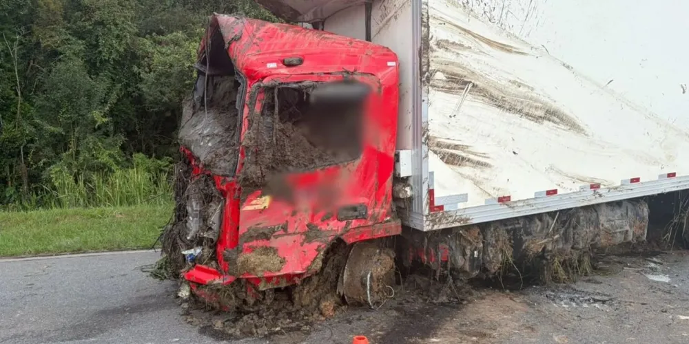 PR: motorista de 45 anos morre após caminhão atravessar pista e cair em área alagada na BR-116