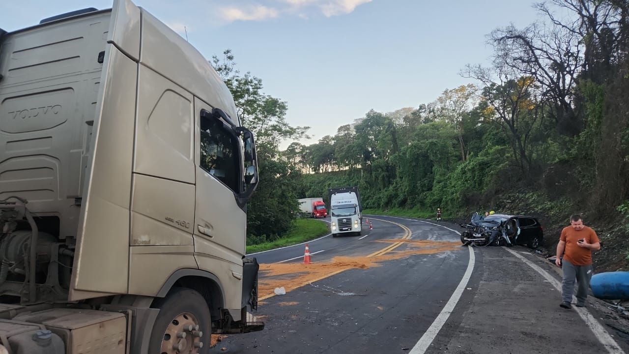 PR: motorista de BMW fica gravemente ferido após colisão frontal com carreta na BR-376
