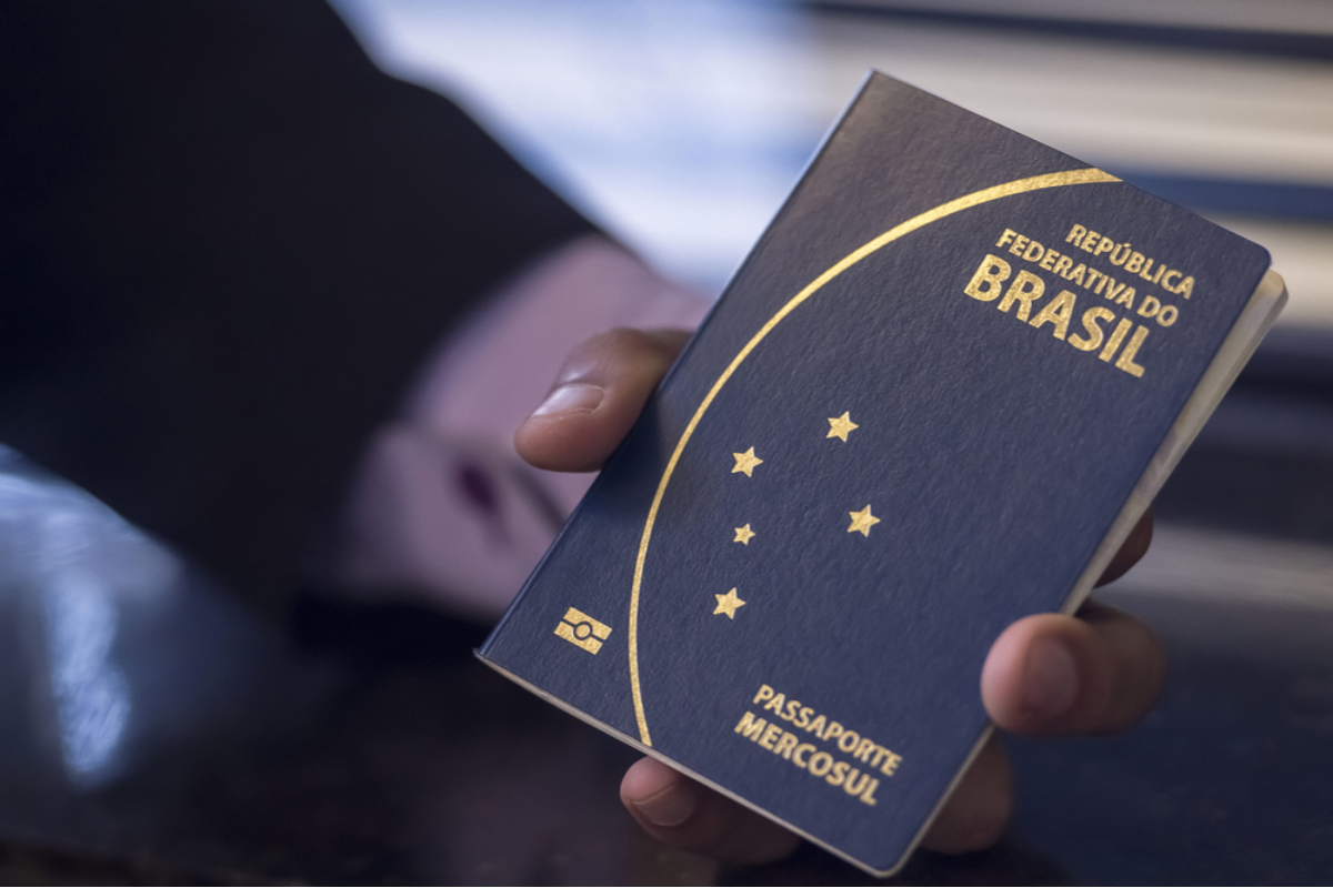 PF cancela passaportes de Flávio Bolsonaro após ordem de Moraes; paradeiro do senador é incerto