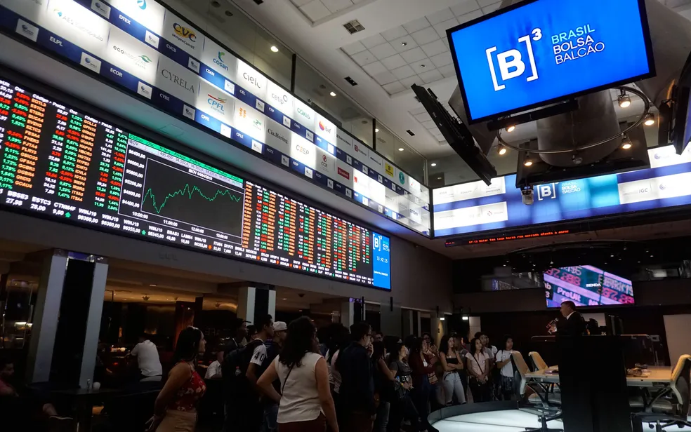 Ibovespa bate recorde de 209 mil pontos e dólar cai abaixo de R$ 5 após 1º turno
