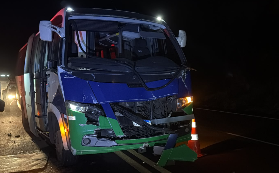 PR: ônibus da Saúde com 28 pessoas bate na traseira de caminhão na PR-182