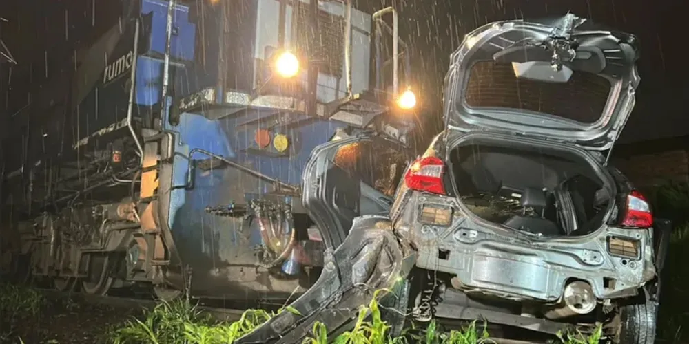 Ponta Grossa: câmera flagra momento em que trem atinge carro e motorista fica preso às ferragens