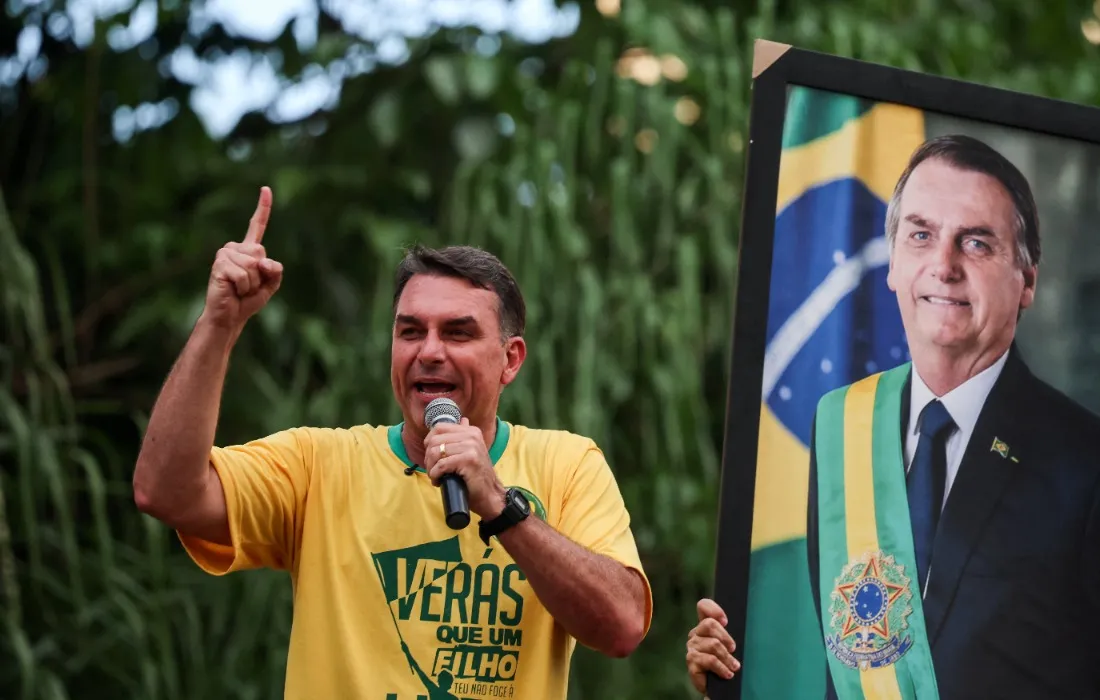 Flávio Bolsonaro visita Jair Bolsonaro após derrota para Lula e enfrenta pedidos de apreensão do passaporte