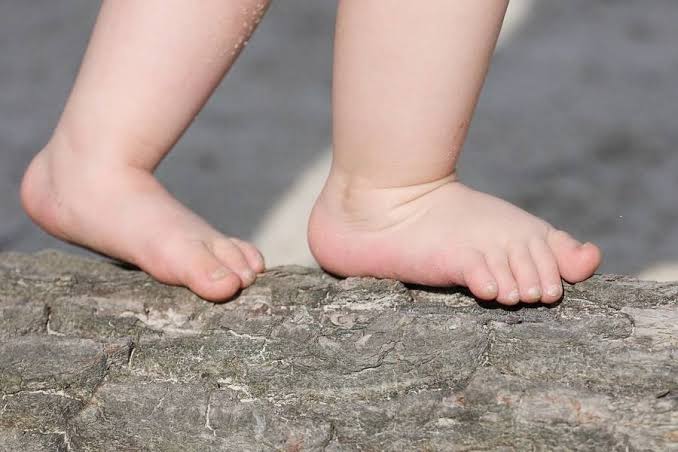 Bebê de um ano é encontrado sozinho caminhando por rua de Ponta Grossa