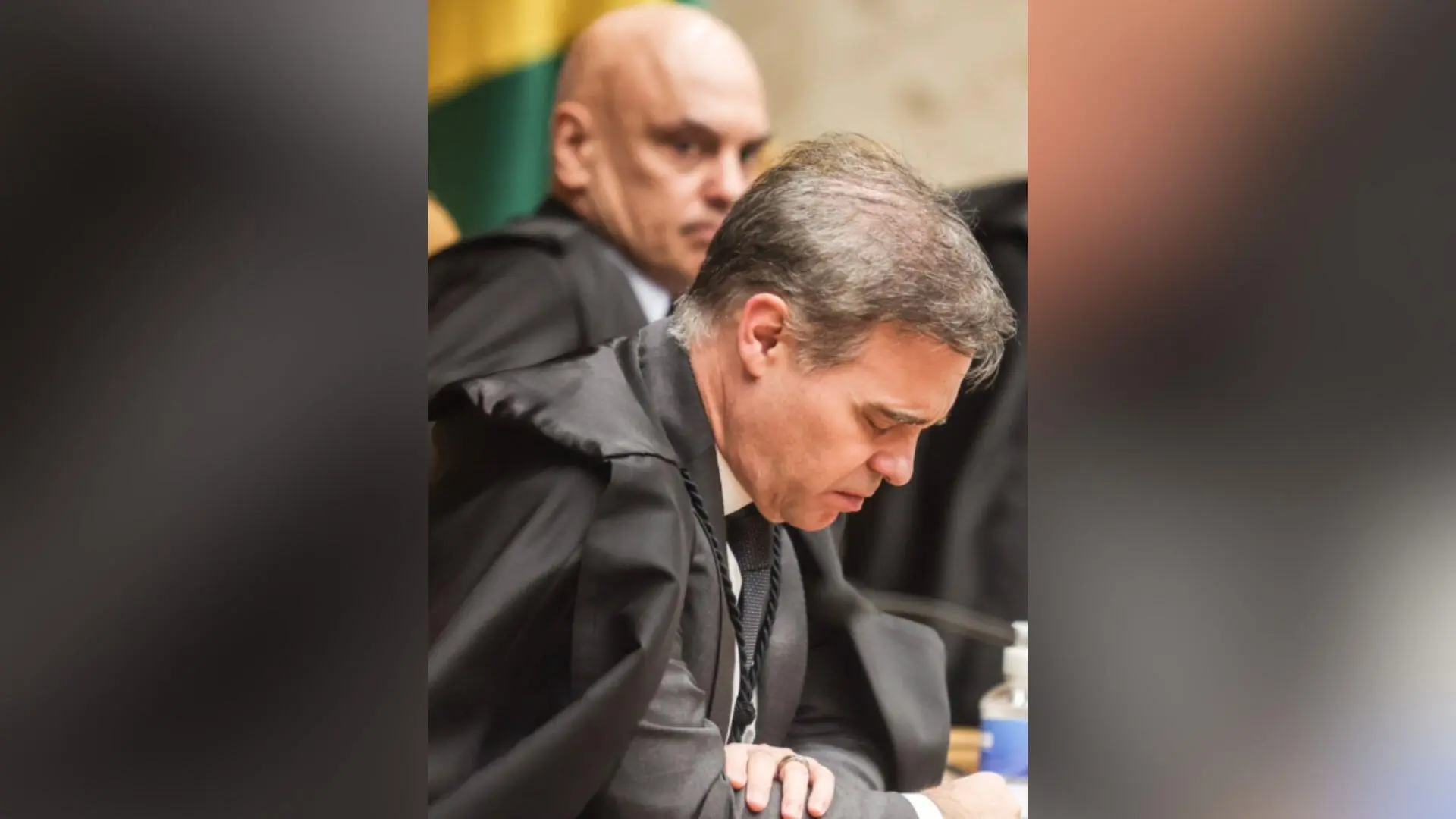 André Mendonça aparece em oração durante sessão do STF enquanto Moraes observa