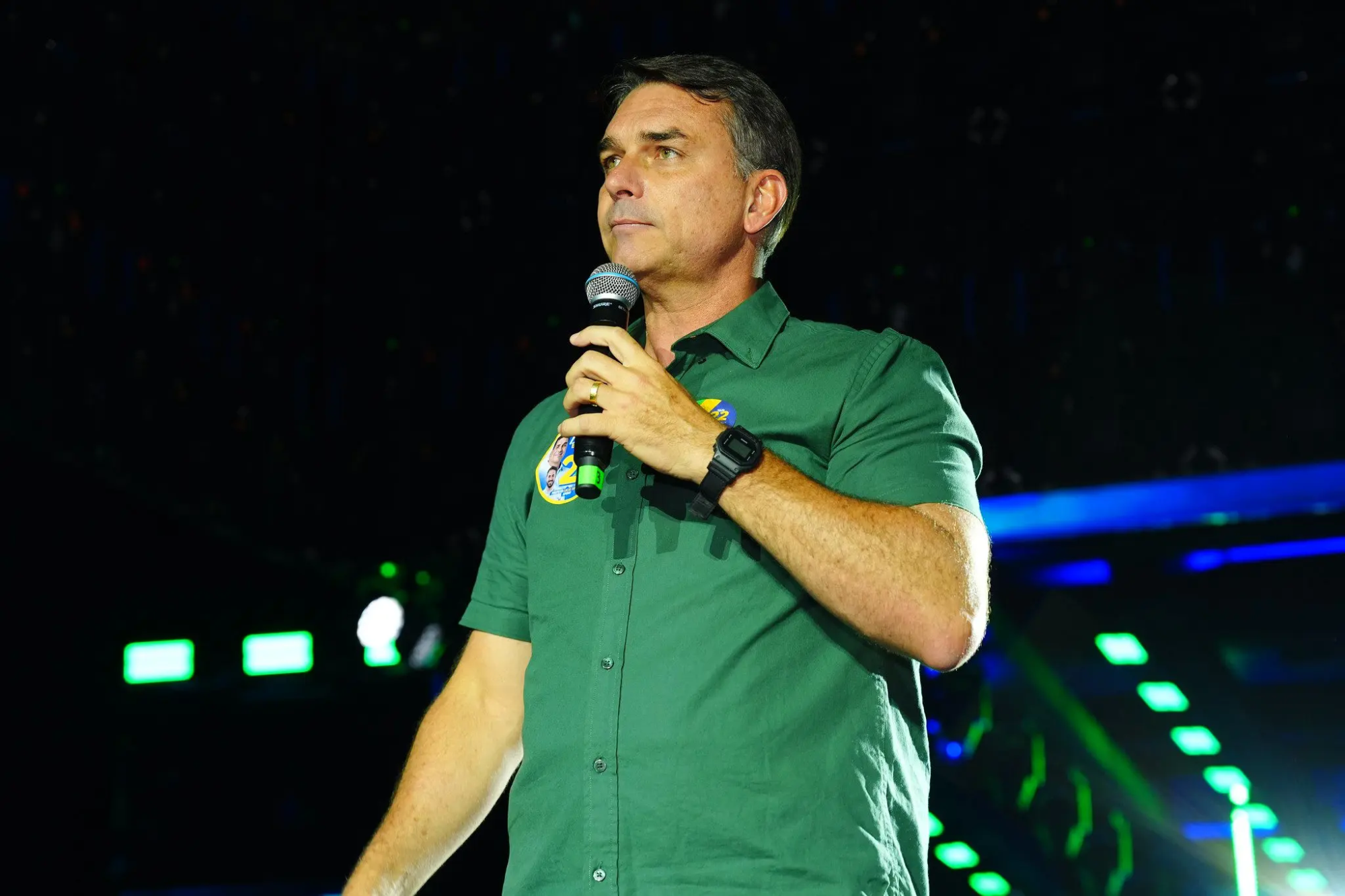 PF investiga possível saída de Flávio Bolsonaro do Brasil; entenda decisão de Moraes que determinou entrega de passaportes