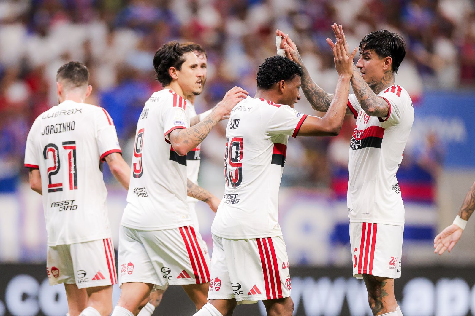 Flamengo goleia Bahia por 3 a 0, mantém liderança do Brasileirão e ganha confiança para decisão na Libertadores