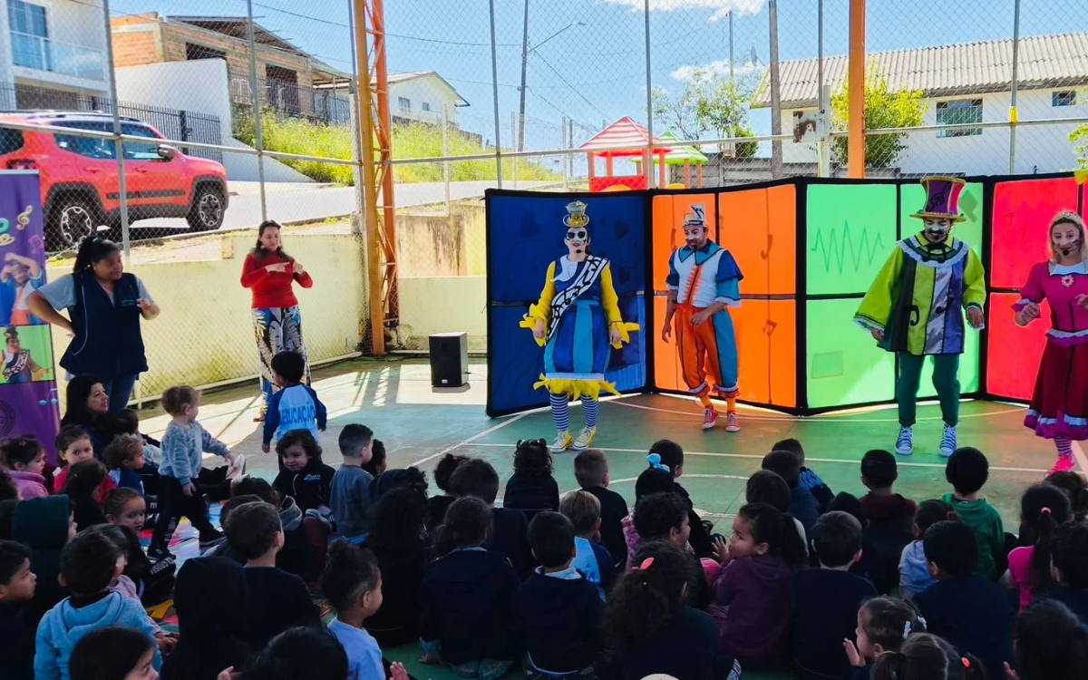 Ponta Grossa: espetáculo musical ‘O Cubo Mágico’ encanta crianças e percorre 12 escolas e CMEIs da cidade