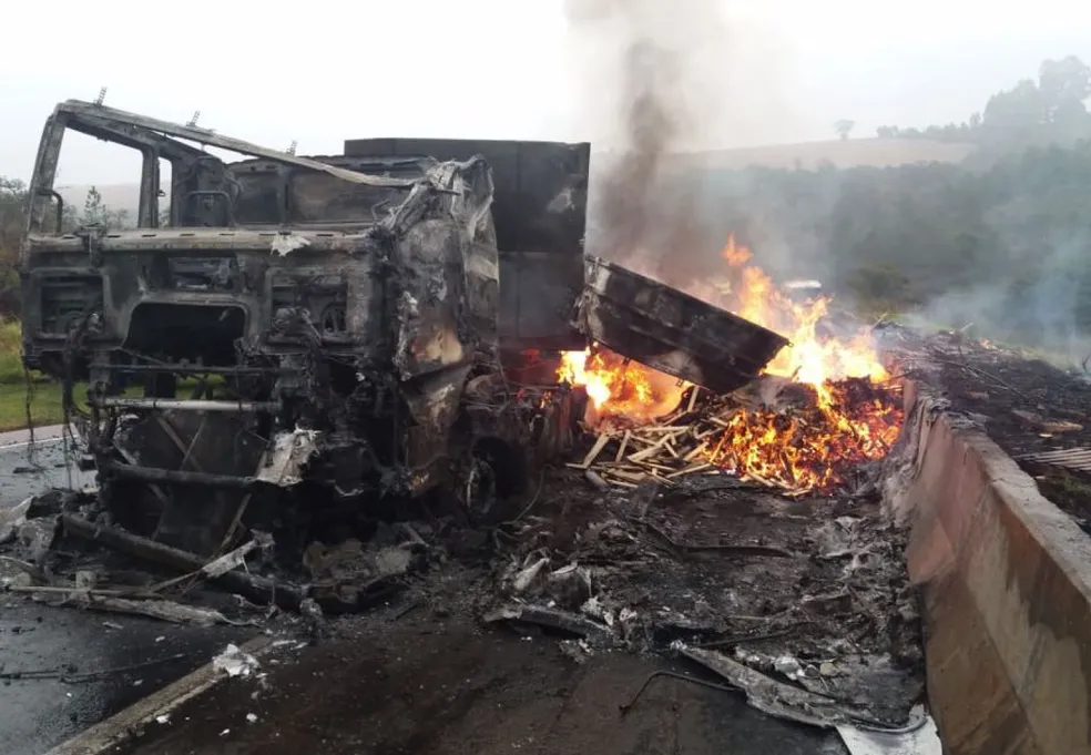 Caminhão pega fogo na PR-151 e mobiliza Bombeiros em trecho movimentado dos Campos Gerais