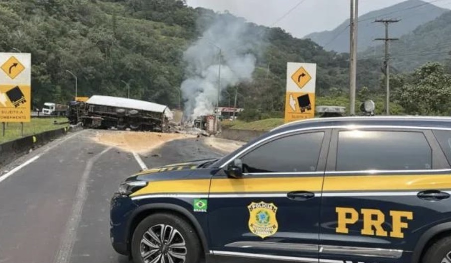 ALERTA: incêndio em caminhão bloqueia BR-376 e provoca congestionamento