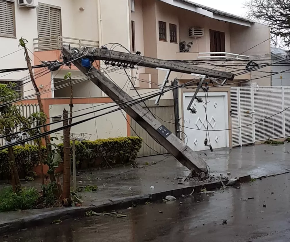 Milhares de paranaenses ainda estão sem energia após temporais; equipes trabalham na recuperação