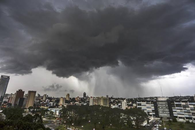 Paraná terá frente fria, chuva forte e risco de temporais neste fim de semana