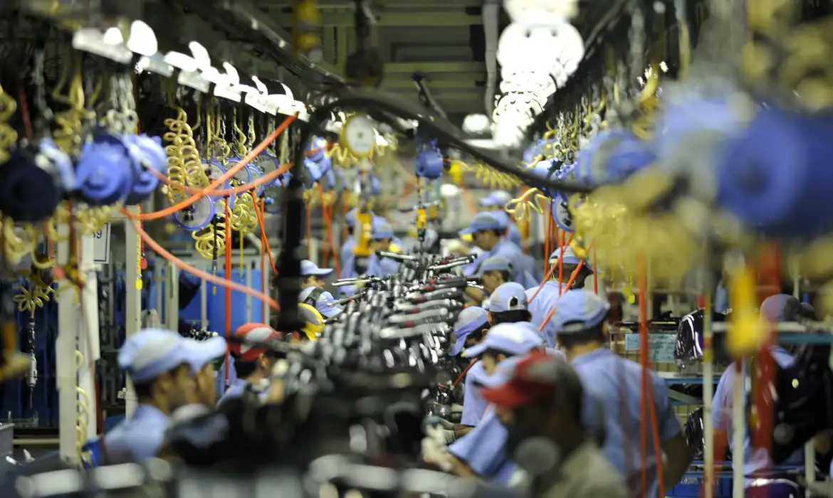 Indústria brasileira recua 0,6% em agosto e acumula quatro meses de perda