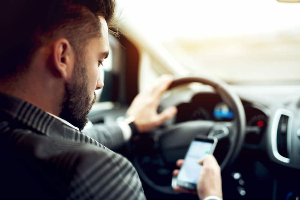 Mais de 73 mil multas por uso de celular ao volante já foram registradas no Paraná