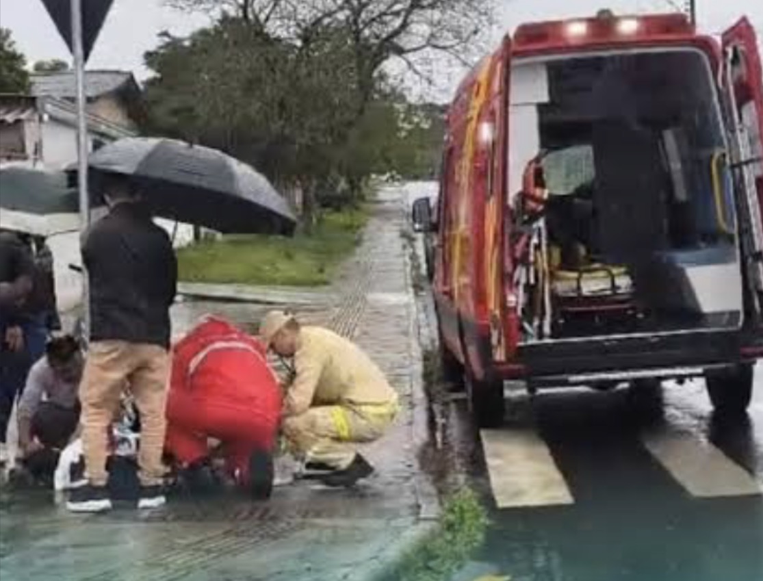 Criança de 6 anos sofre fraturas expostas após colisão entre carro e moto elétrica em PG