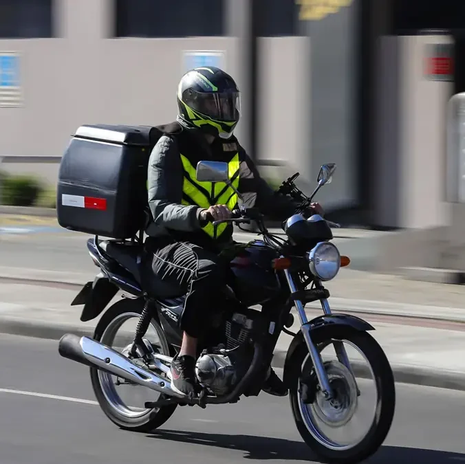 Decisão do TST pode mexer no bolso de quem trabalha de moto; entenda quem tem direito ao adicional