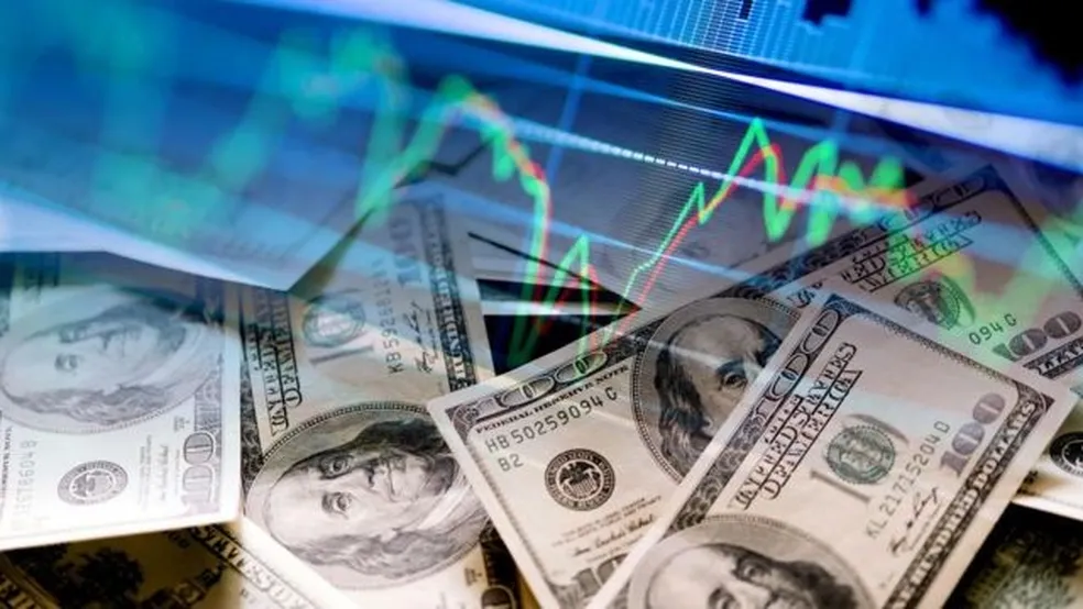 Dólar encosta nos R$ 5 e petróleo dispara acima dos US$ 100; entenda o que pode pesar no bolso