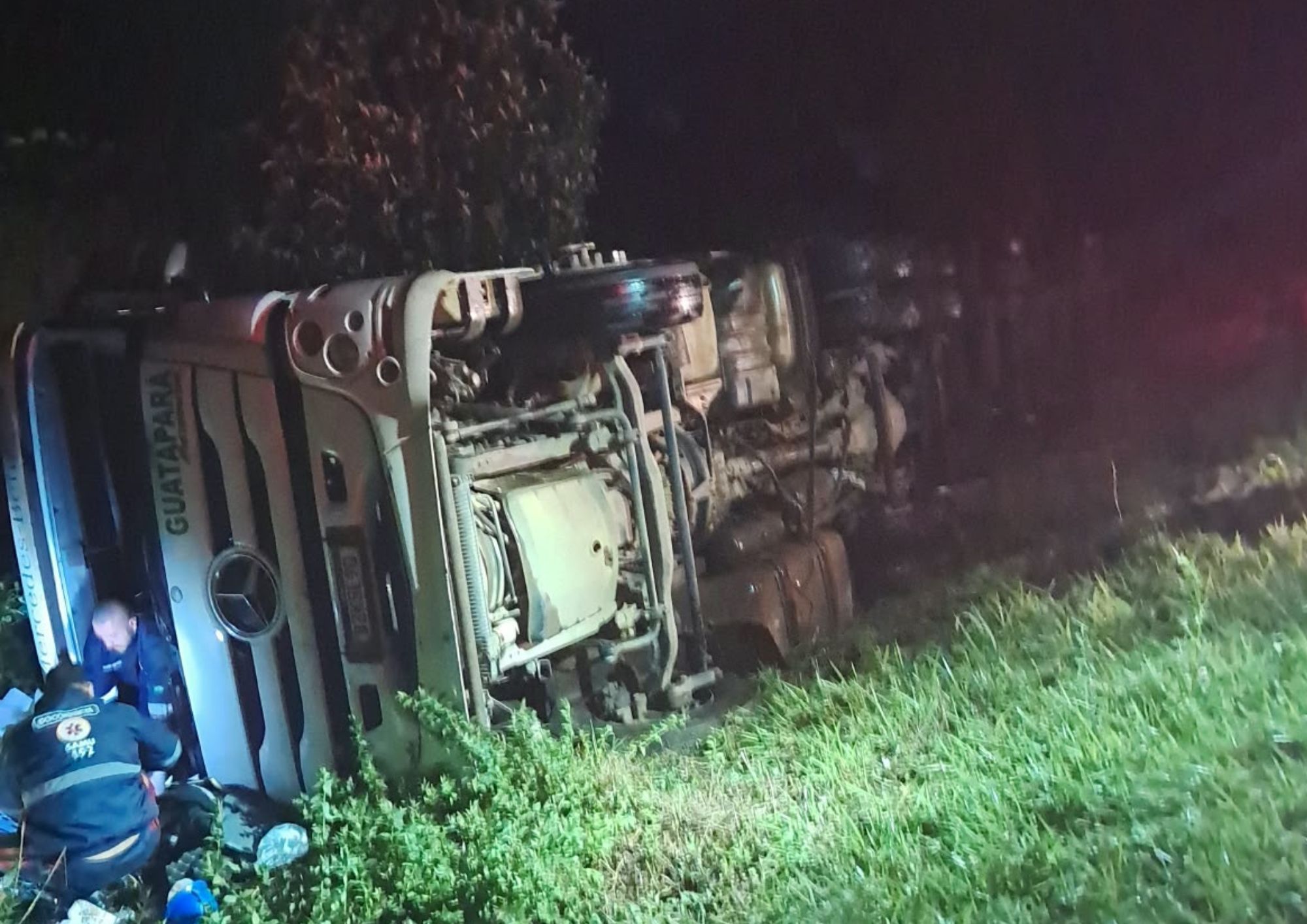 Bitrem tomba na PR-090, motorista fica ferido e caminhão sofre grandes danos nos Campos Gerais