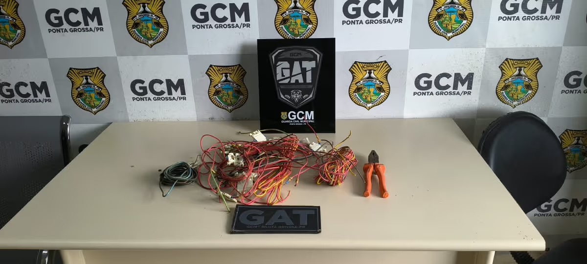 GAT prende dois suspeitos durante furto de fios em antigo prédio da Oi em Ponta Grossa