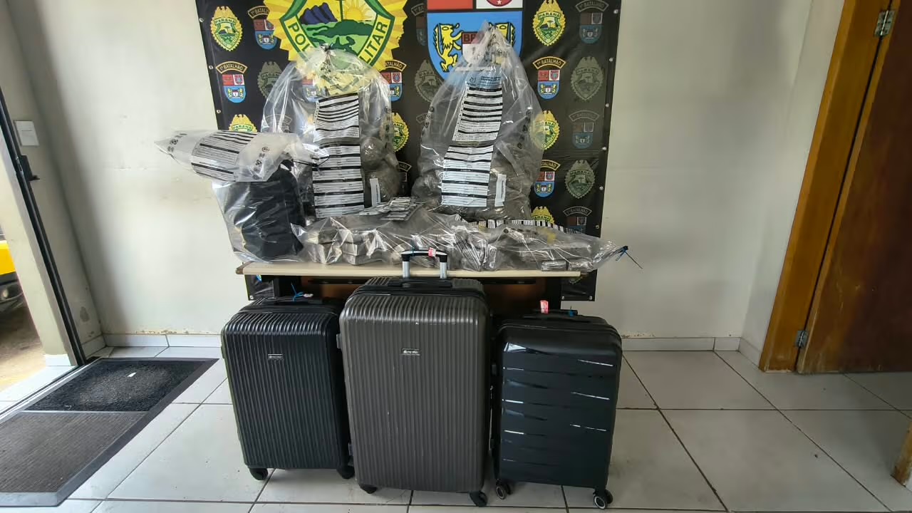 Adolescentes tentam fugir na Rodoviária de PG, mas bagagem revela quase 47 kg de maconha