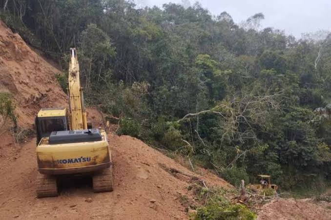 Deslizamento de terra bloqueia totalmente rodovia do Paraná após chuvas