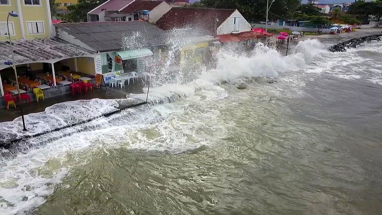 Marinha emite alerta de ressaca no litoral do Sul e Sudeste; ondas podem atingir 2,5 metros