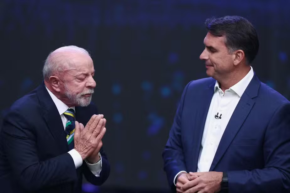 Analista aponta Flávio Bolsonaro como vencedor do debate contra Lula