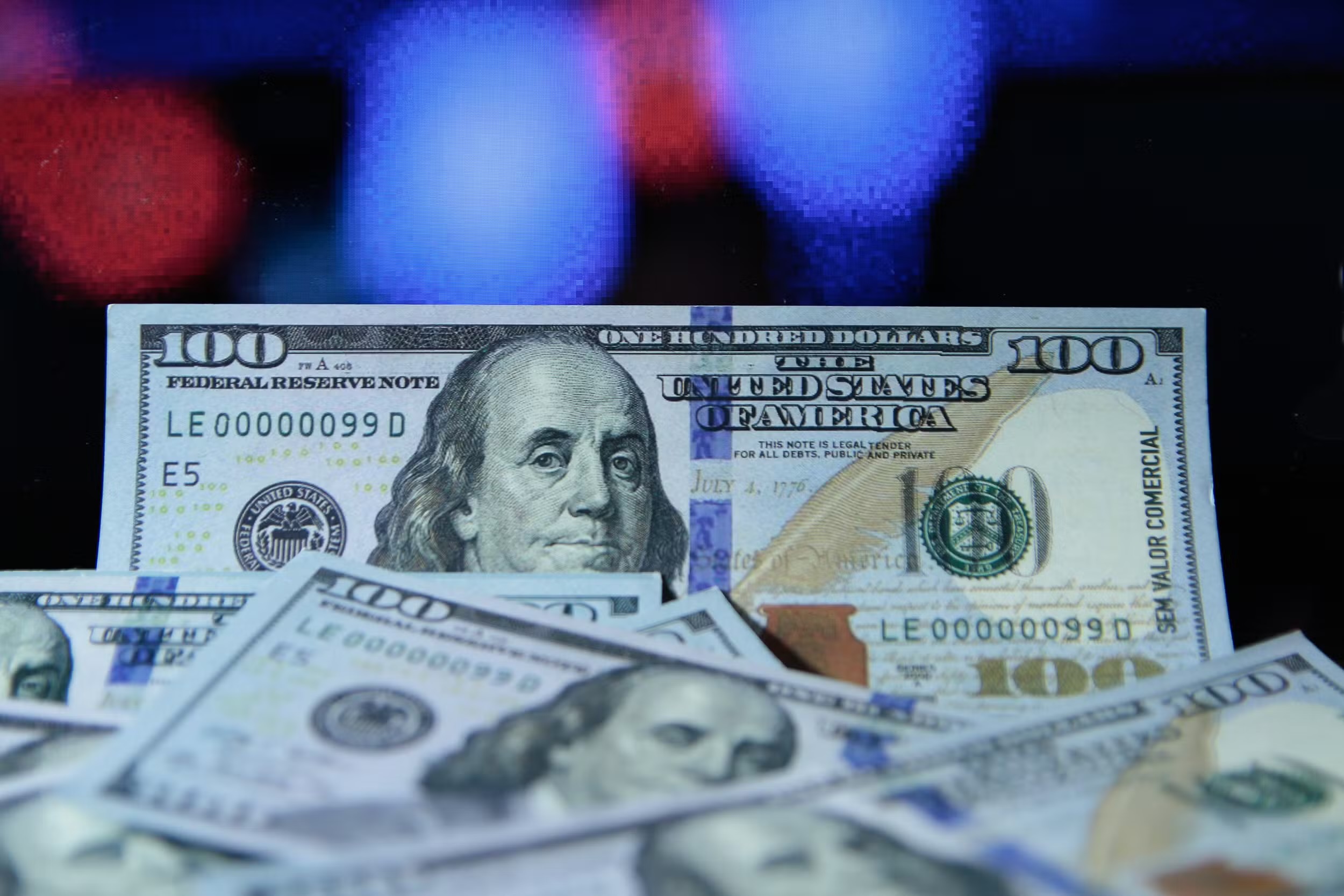 DÓLAR CAI PARA R$ 5,01 E BOLSA SOBE 1,72% EM DIA MARCADO POR ELEIÇÕES E PETRÓLEO