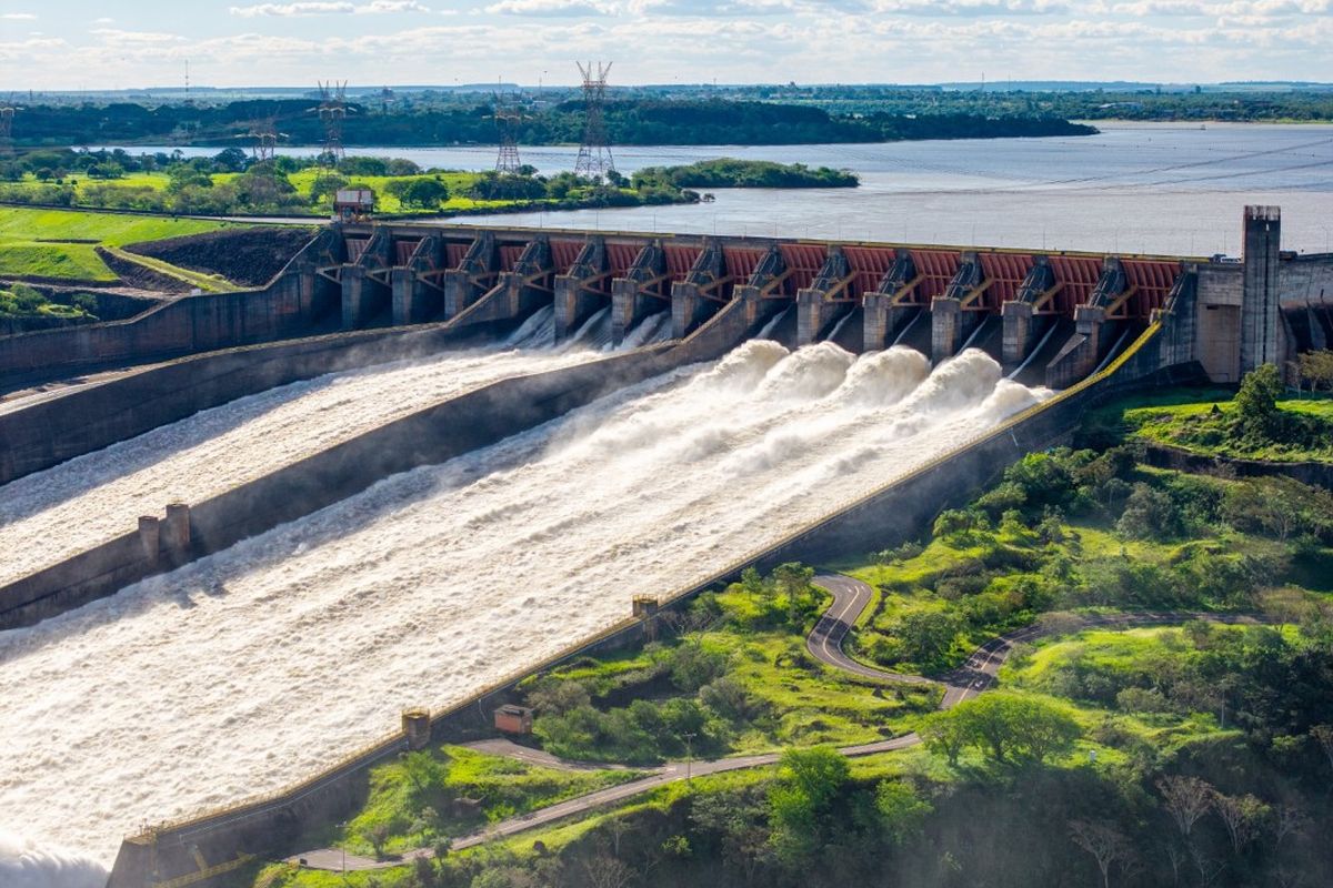 RIO PARANÁ COMEÇA A BAIXAR EM FOZ DO IGUAÇU, MAS SEGUE ACIMA DO NÍVEL HABITUAL