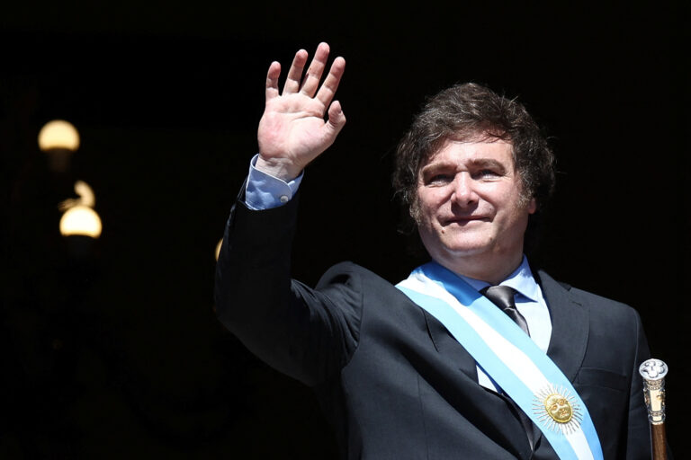 MILEI LANÇA PLANO QUE PODE LEVAR À SAÍDA DE 21 MIL SERVIDORES PÚBLICOS NA ARGENTINA
