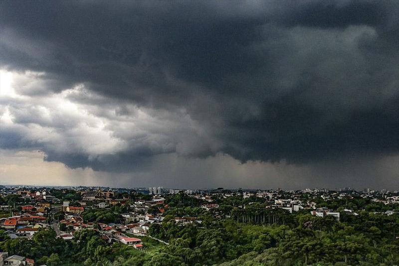 Paraná entra em alerta para temporais e rajadas de vento no fim de semana; veja os riscos