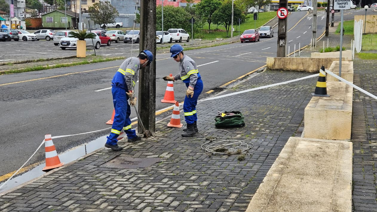 Cabo de alta tensão cai em frente a escola em Ponta Grossa e deixa região sem energia