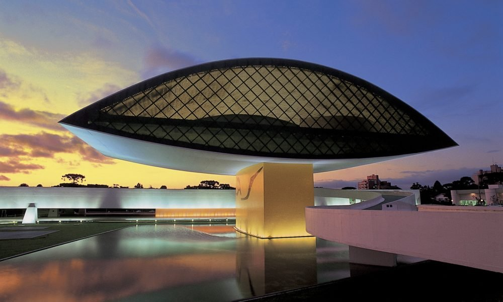 Museu Oscar Niemeyer terá entrada gratuita neste domingo; veja horário especial