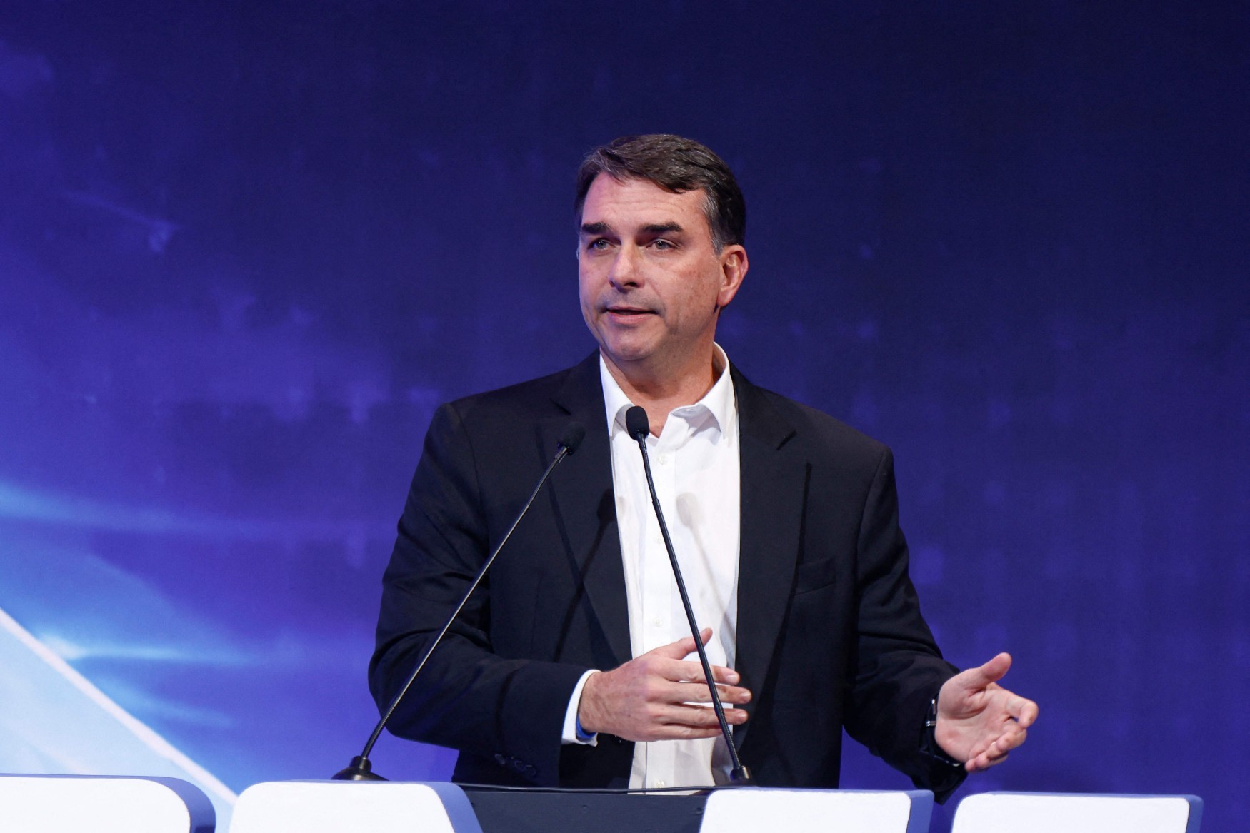 Flávio Bolsonaro aparece à frente em 15 de 17 pesquisas para o 2º turno, aponta levantamento