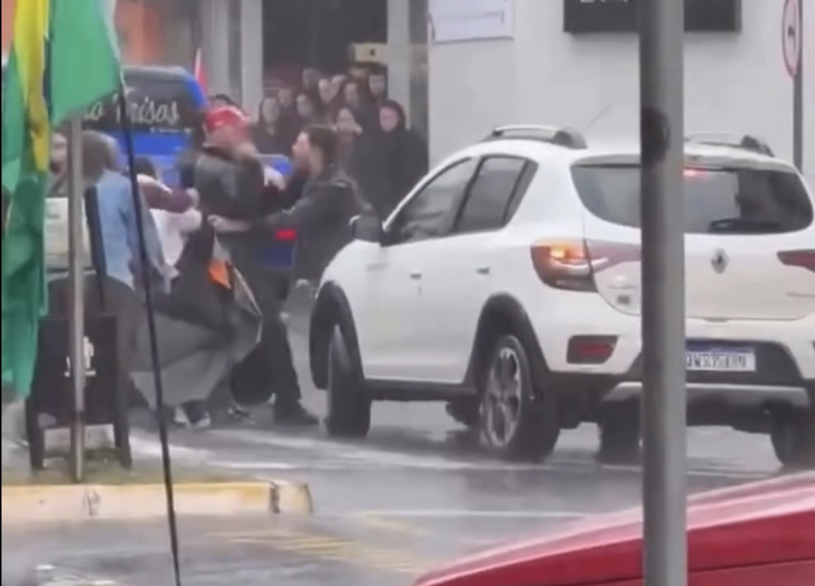 Vídeo mostra confronto entre apoiadores políticos no Centro de Castro; briga termina em agressões