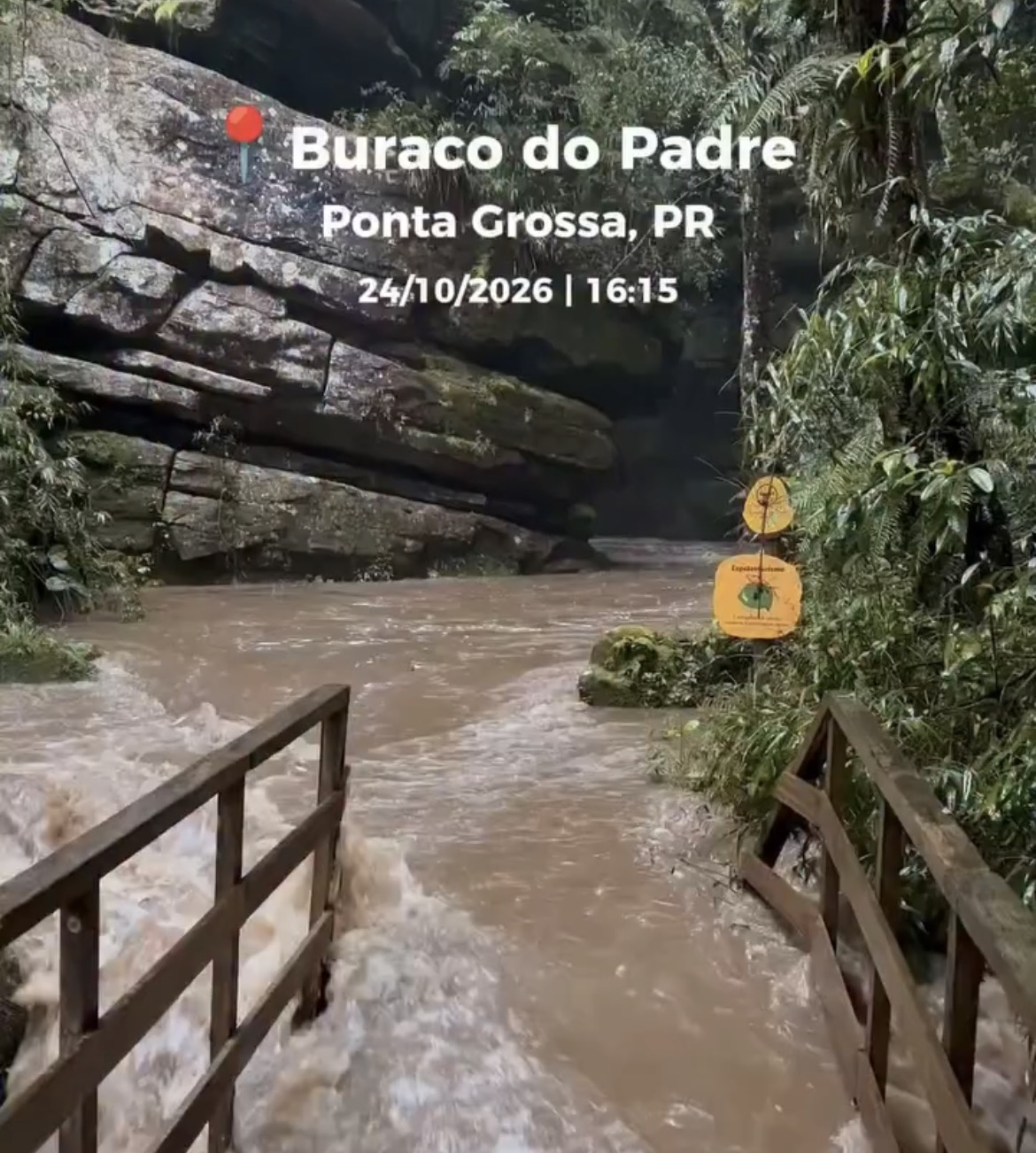 Água ultrapassa passarela do Buraco do Padre após chuvas intensas em Ponta Grossa