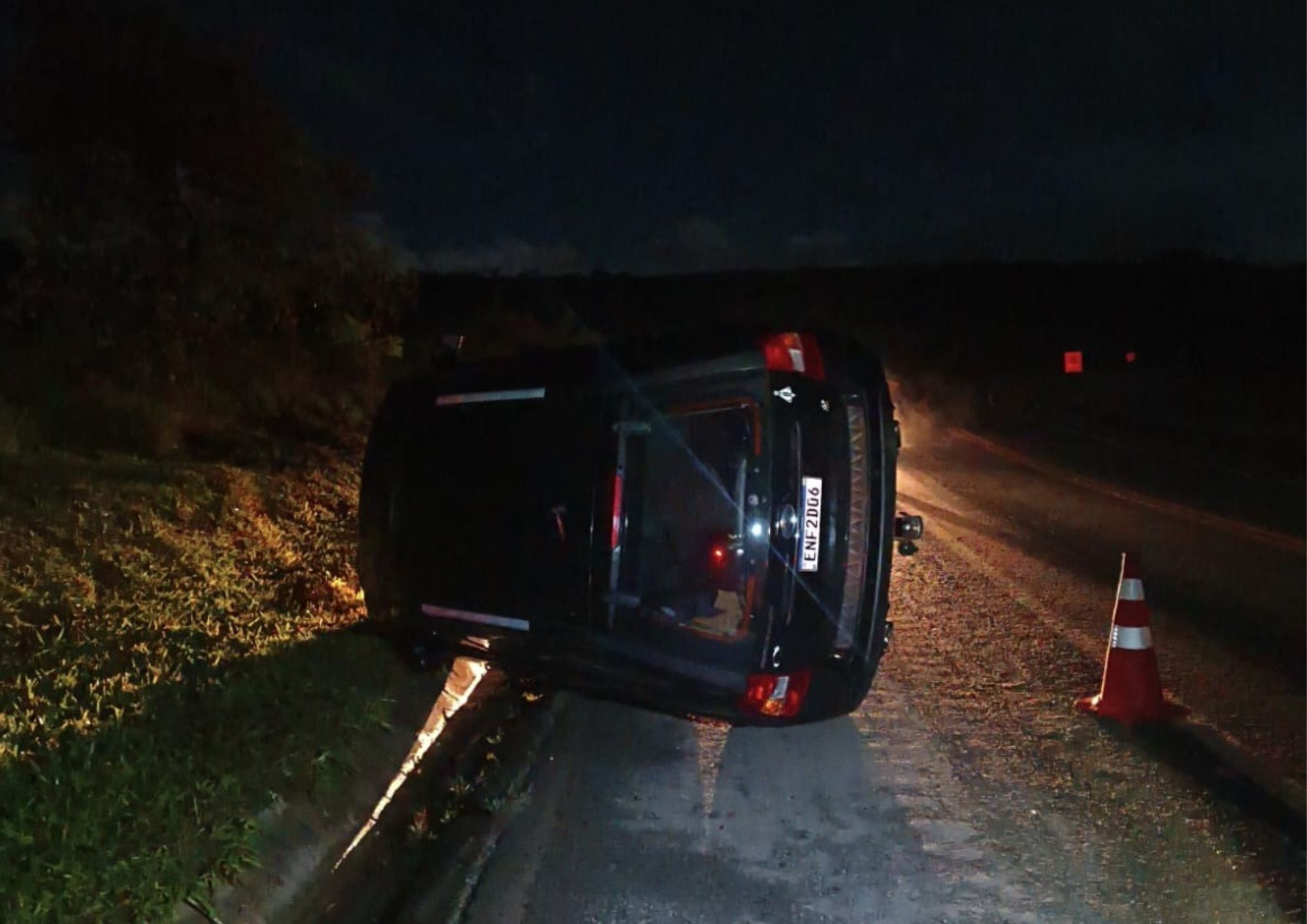 CARRO TOMBA EM RODOVIA DO PARANÁ E DEIXA CRIANÇAS E ADOLESCENTE FERIDOS