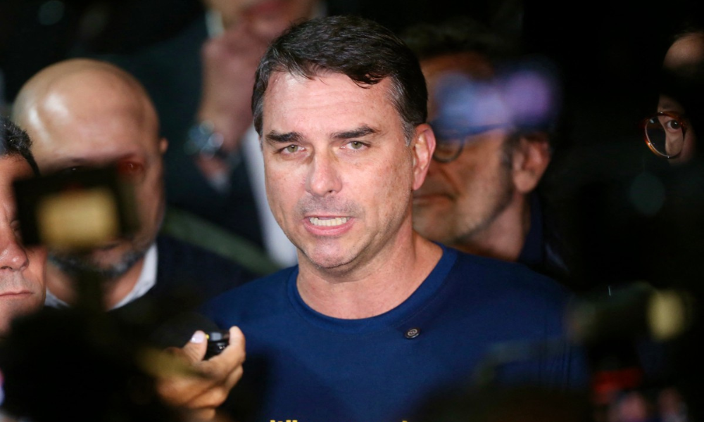 IMPRENSA INTERNACIONAL REPERCUTE ALEGAÇÃO DE PERSEGUIÇÃO POLÍTICA CONTRA FLÁVIO BOLSONARO