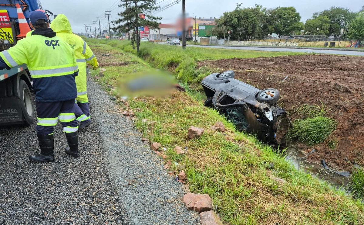 Mulher morre e motorista fica gravemente ferido após capotamento na BR-277
