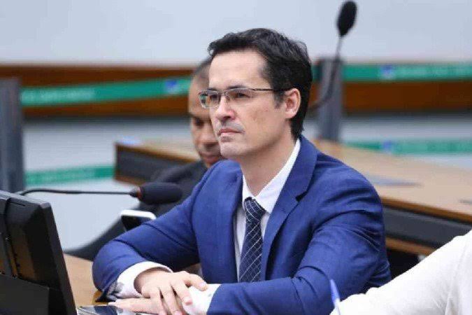 Flávio Bolsonaro designa Deltan Dallagnol para analisar documentos sigilosos de Lula