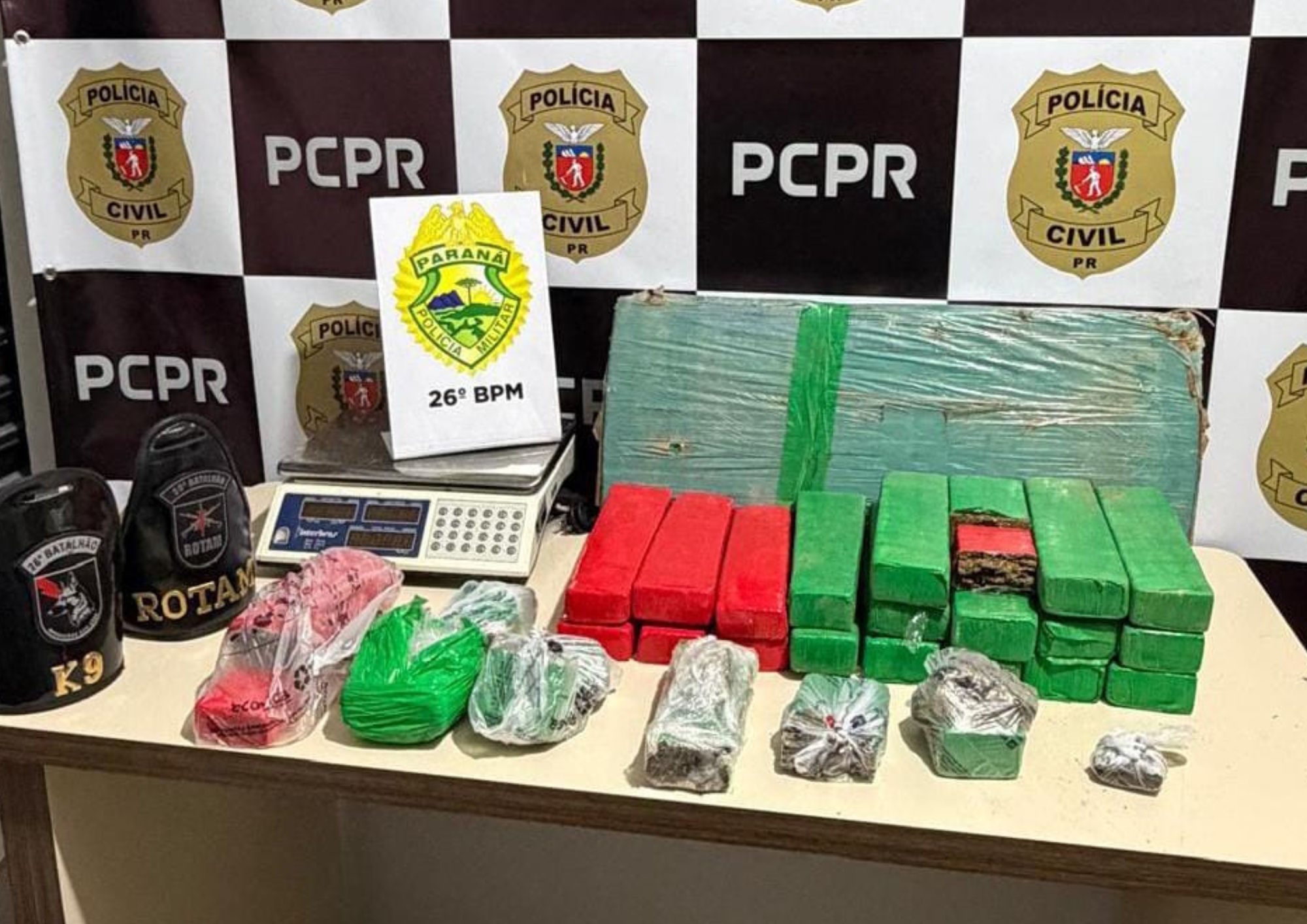 Abordagem de trânsito leva à apreensão de mais de 25 kg de maconha e termina com quatro presos em Telêmaco Borba